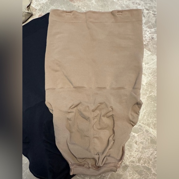 SKIMS SHAPEWEAR BUNDLE M - Picture 5 of 7